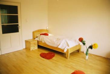 Oranges Zimmer, Bett